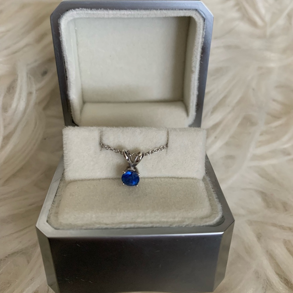 White gold necklace with blue sapphire stone from The Natural Sapphire Company